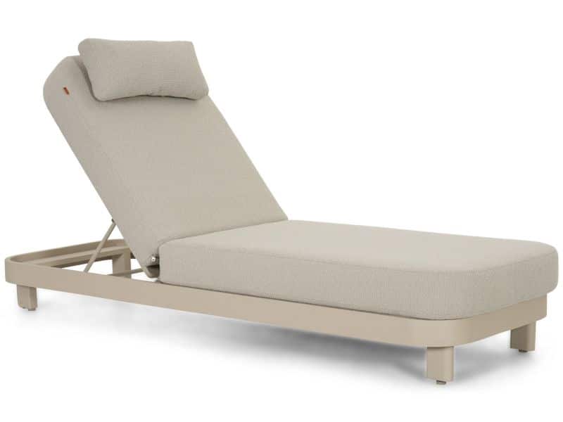 Santika Nanda ligbed