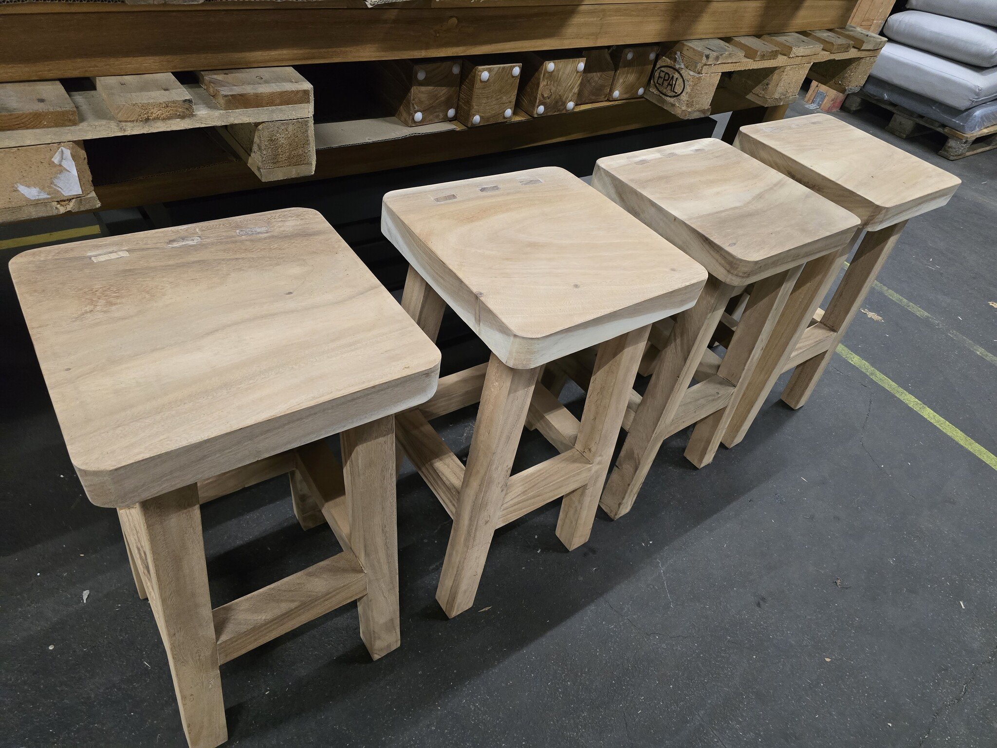 showroommodel boomstam bar kruk 40x40xh114 cm ( set van 4)