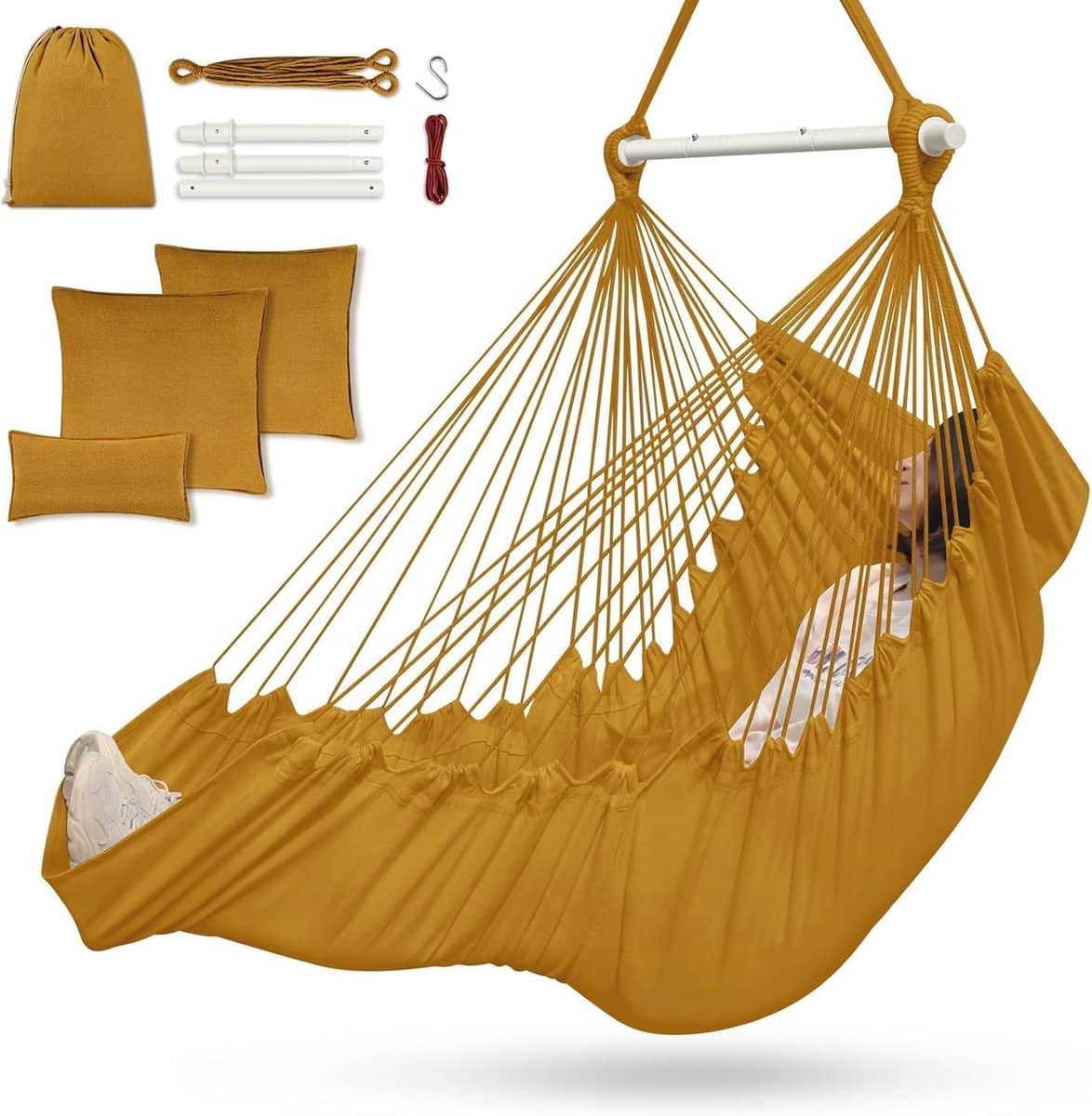 comfortabele hangstoel met 3 kussens en voetensteun binnen en