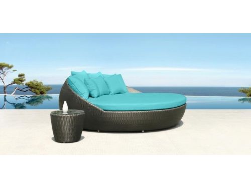 Ligbed Antibes bruin met lichtgrijze kussens