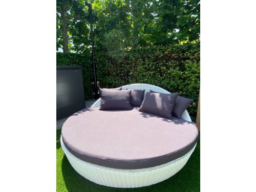 Ligbed Antibes wit met peridot kussens