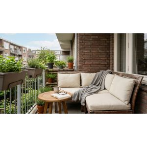 Gezellig balkon met bank, planten en tafeltje