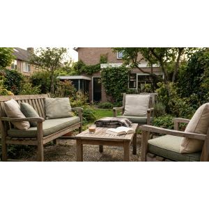 Gezellige tuinset met houten stoelen en tafel