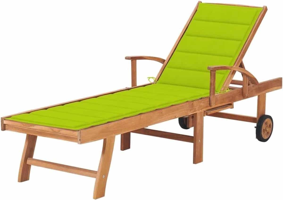 houten ligbed loungestoel buiten ontspannen in tuin