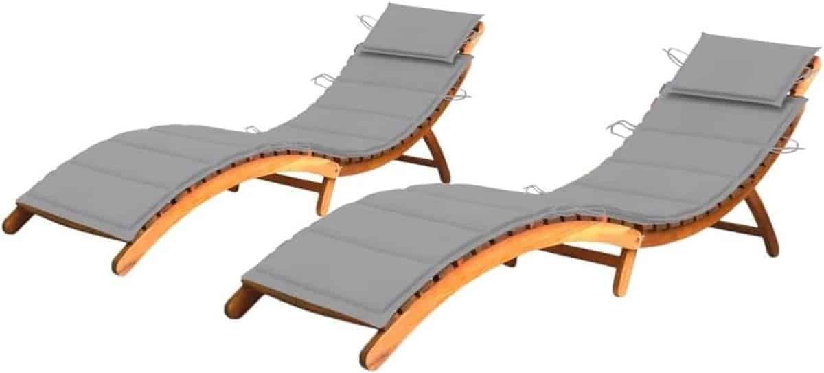 ligbedden met kussens loungestoelen tuin ontspannen in de