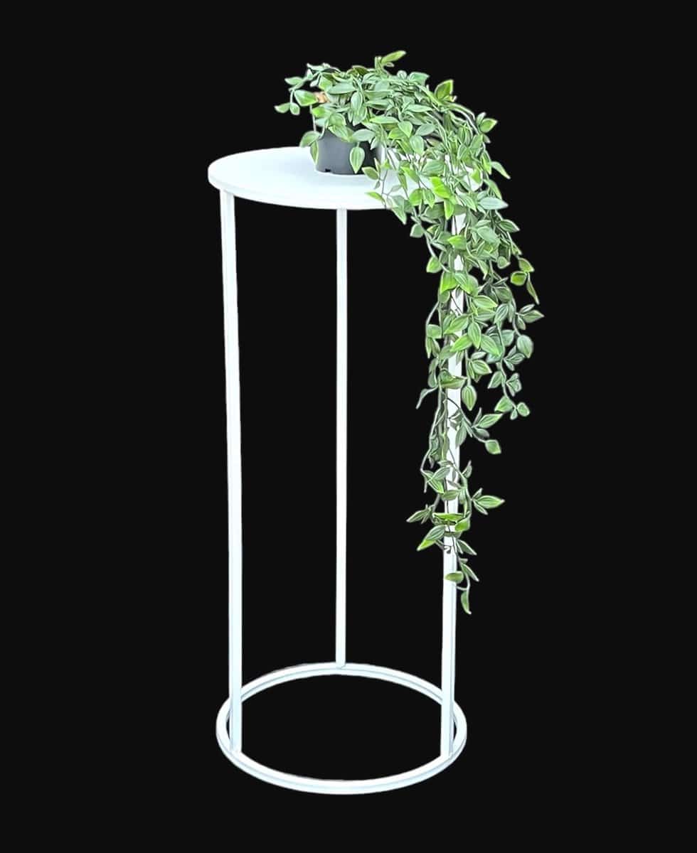 moderne witte bloemenkruk rond metalen plantenstandaard en bijzettafel
