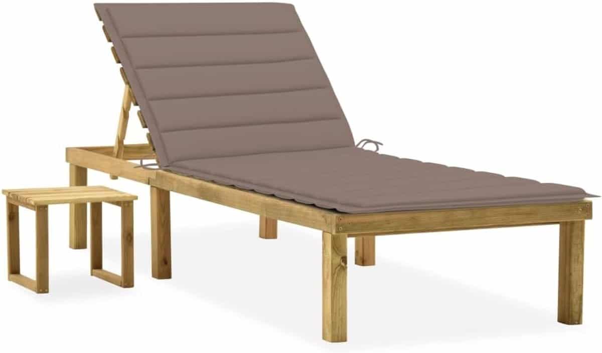 tuinligstoel met tafel houten ligbed ontspannen in de