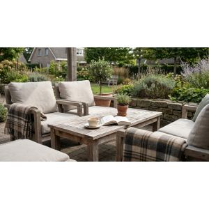 Gezellige tuinset met houten tafel en fauteuils
