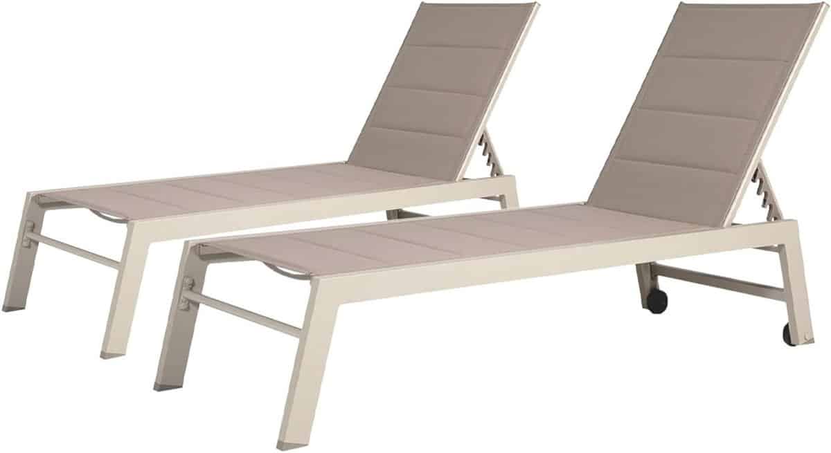 ligbedden set loungestoelen buiten ontspannen in de tuin