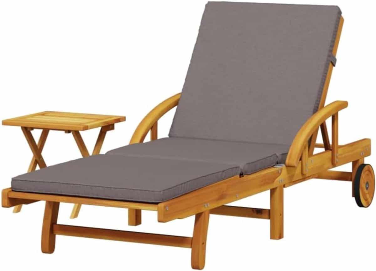 loungestoel met tafel tuinstoel ligbed buiten ontspannen