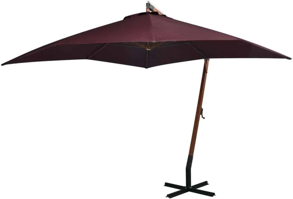 zweefparasol houten mast buiten schaduw terras ontspannen