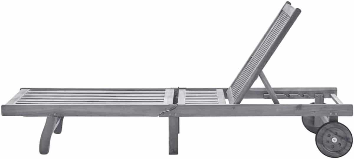 houten ligstoel loungestoel buiten ontspannen in de tuin