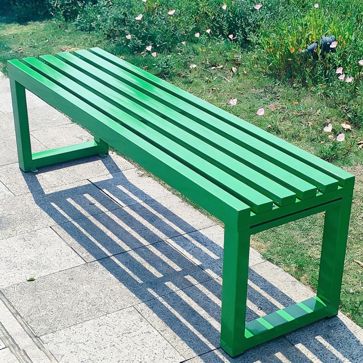 metalen parkbank buitenbank tuinbank ontspannen in tuin