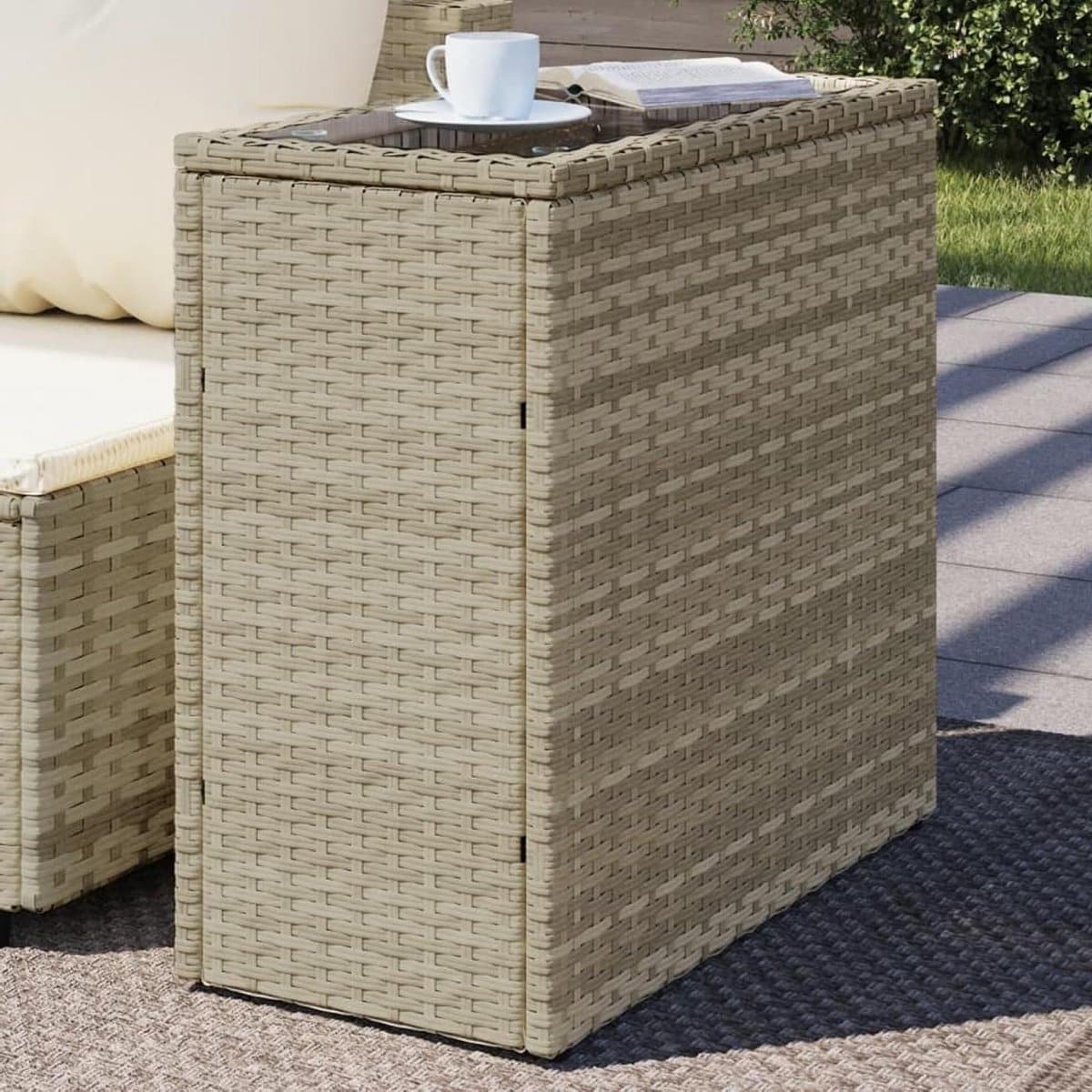 tuin bijzettafel tuintafel buiten genieten in de tuin