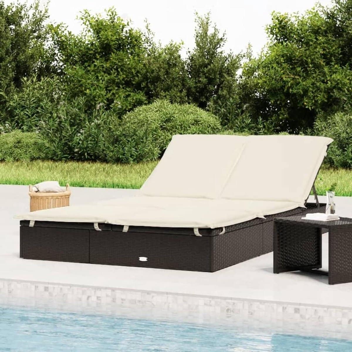 zonneligstoelen ligbedden buiten ontspannen in de tuin