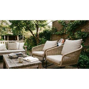 Gezellige tuin met stoelen, tafel en hangmat