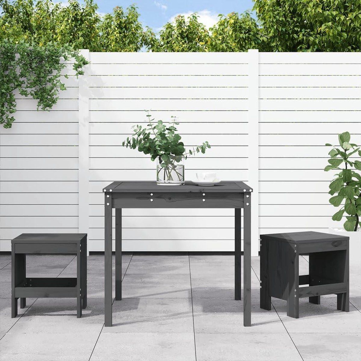 bistroset grenenhout tuintafel met krukken buiten zitten