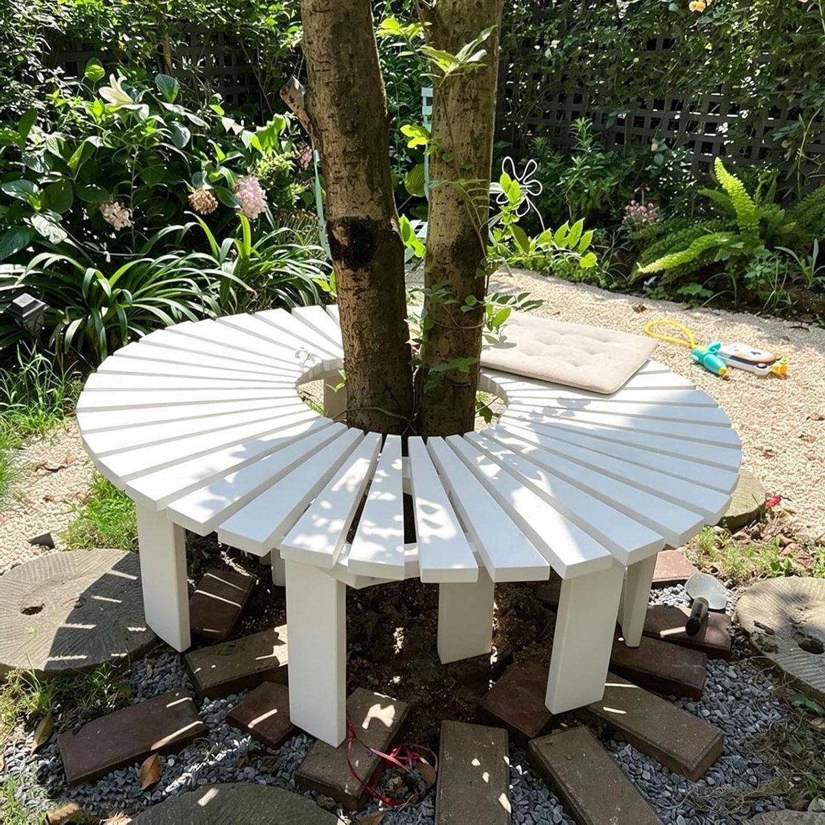 boombank gebogen tuinbank buiten ontspannen in de tuin