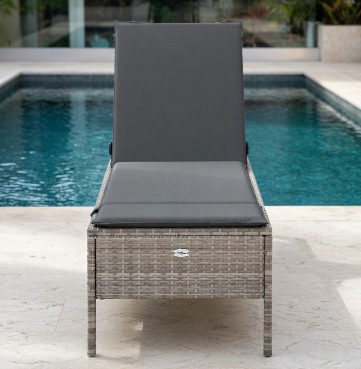 luxe polyrotan ligstoelen met kussens grijs kussens