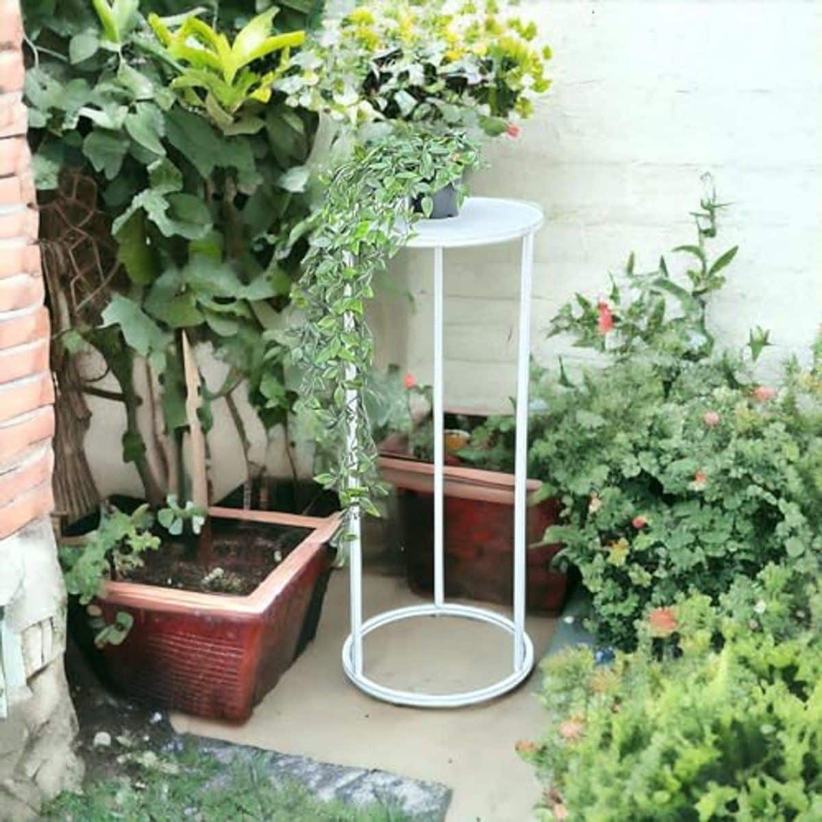 moderne witte bloemenkruk rond metalen plantenstandaard en bijzettafel